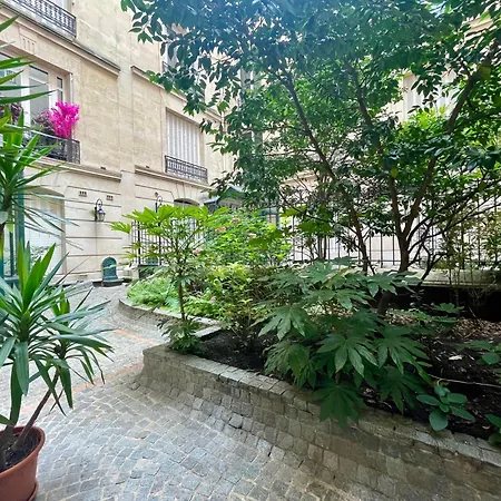 Tour Eiffel Montaigne Appartamento *